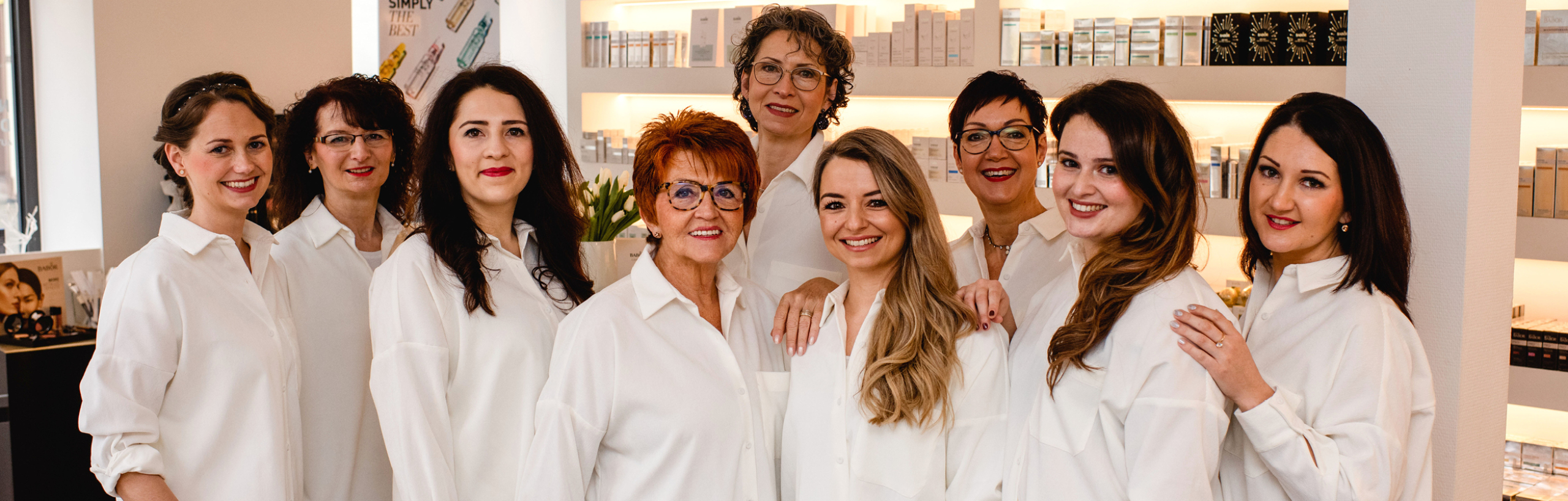 Zwei Frauen, eine lehnt den Kopf an die andere, beide schauen frontal.